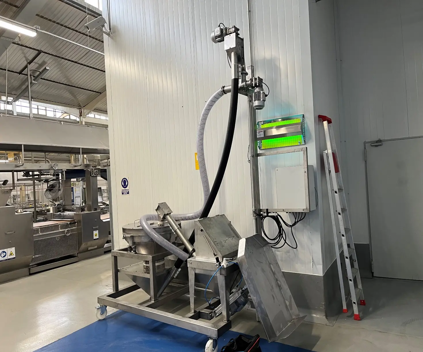 Tamizador y volcador de sacos para una línea de producción alimentaria